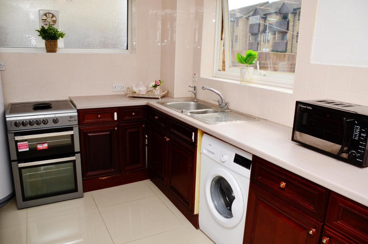 33Sm Dreams Unlimited Serviced Accommodation- Staines - Heathrow ستانويل المظهر الخارجي الصورة
