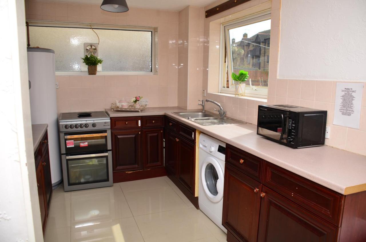 33Sm Dreams Unlimited Serviced Accommodation- Staines - Heathrow ستانويل المظهر الخارجي الصورة