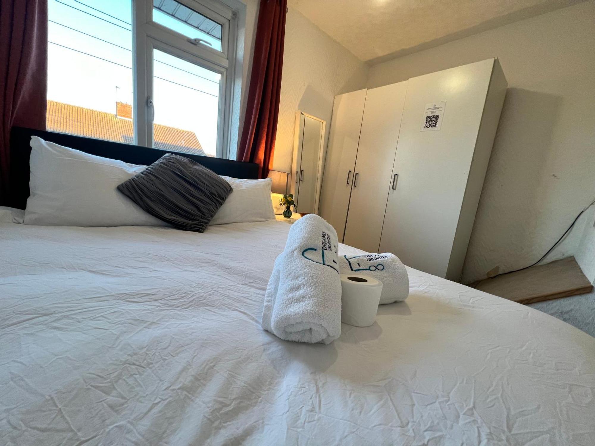 33Sm Dreams Unlimited Serviced Accommodation- Staines - Heathrow ستانويل المظهر الخارجي الصورة